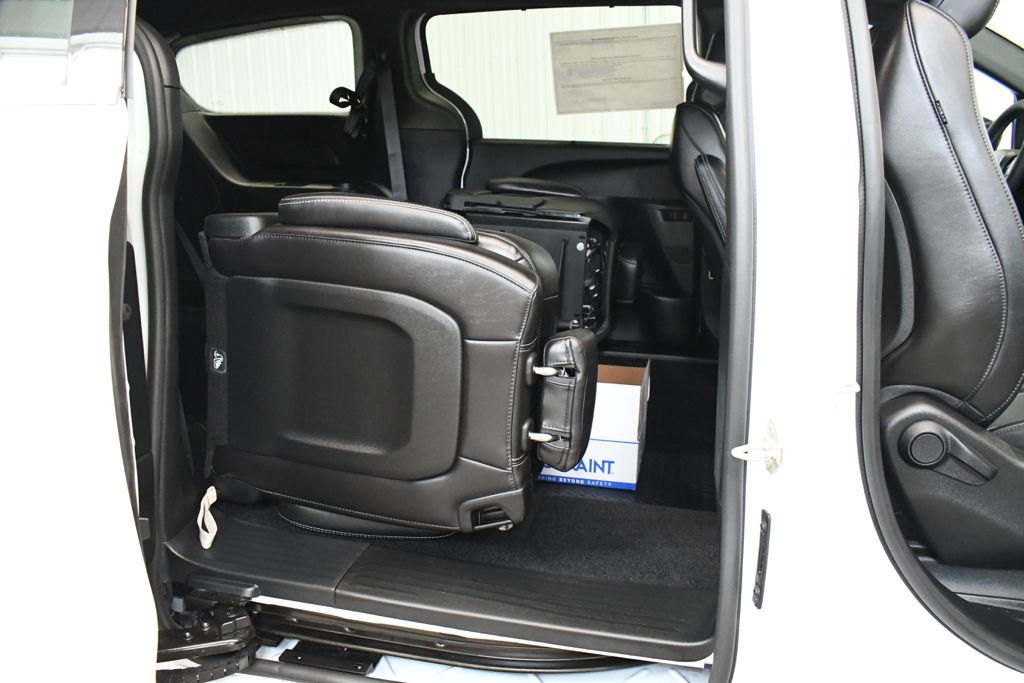 Used 2026 White Chrysler Select image 27