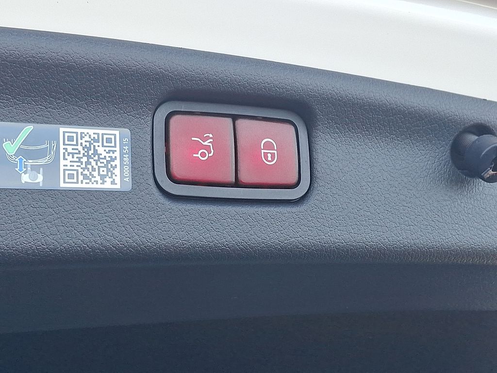 Thumbnail: 2025 Mercedes-Benz C-Class - 28