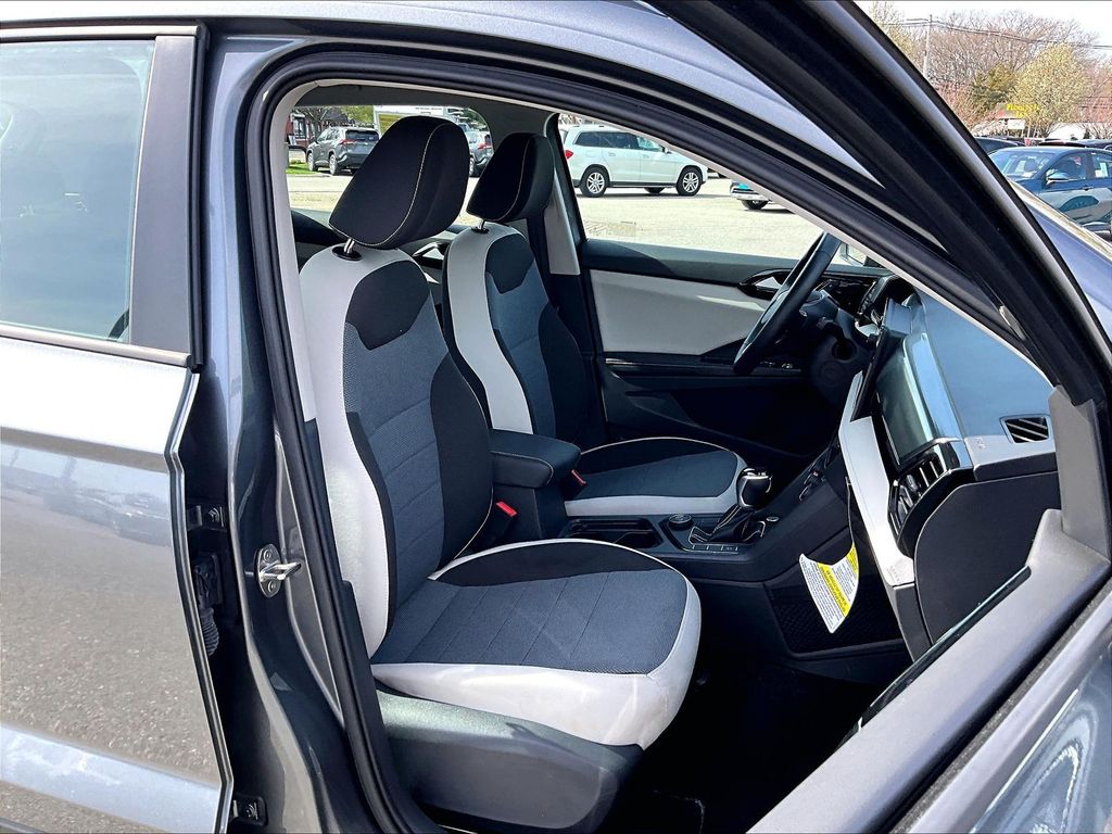 2025 Volkswagen Taos — photo 11