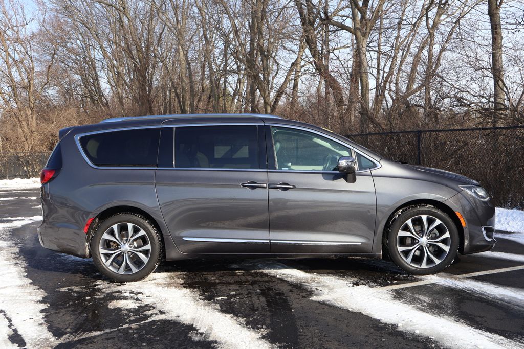 Thumbnail: 2018 Chrysler Pacifica - 9