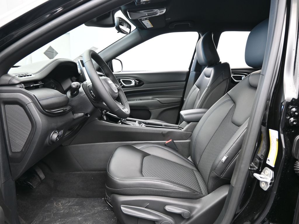 New 2026 diamond black crystal pearlcoat Jeep Latitude image 11