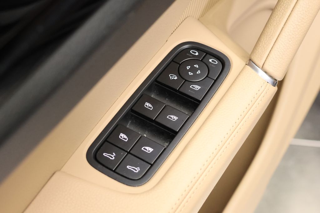 Thumbnail: 2023 Porsche Cayenne - 31