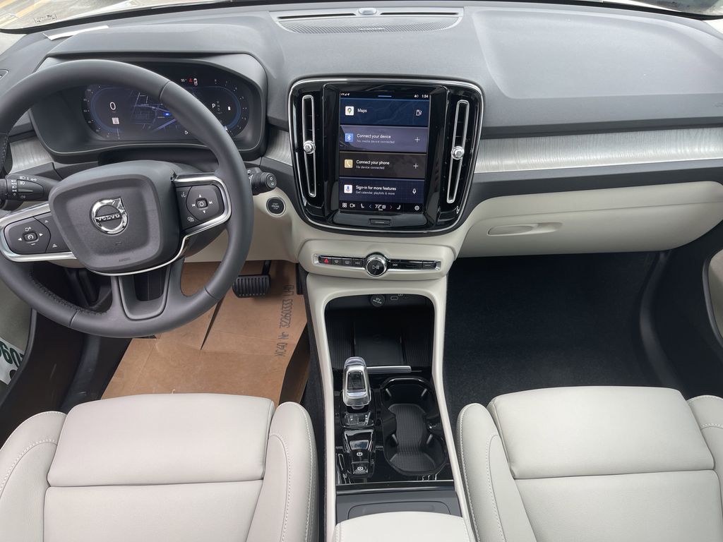 2025 Volvo XC40 B5 Plus Bright Theme photo
