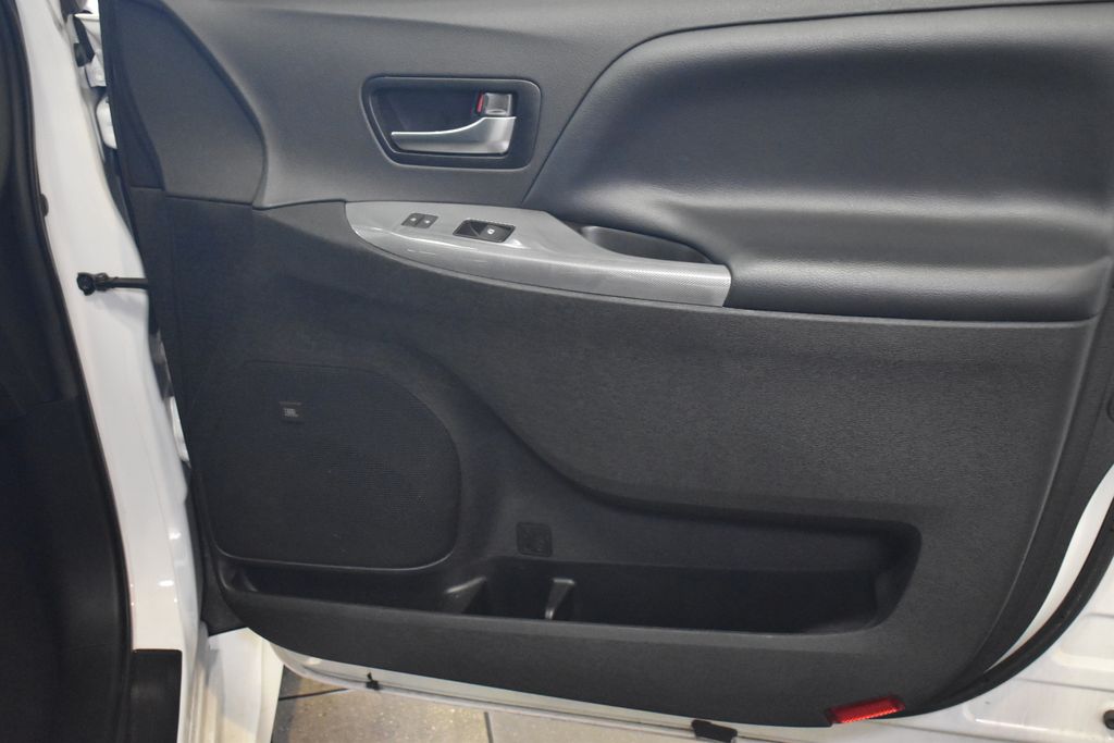Thumbnail: 2019 Toyota Sienna - 27