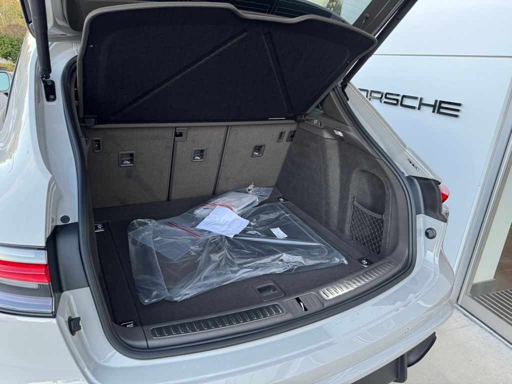 Used 2026  Porsche  image 21