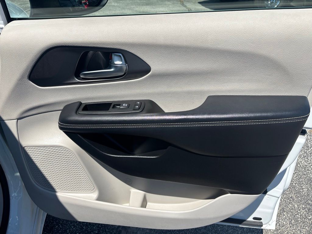 Used 2023 Chrysler Pacifica Van