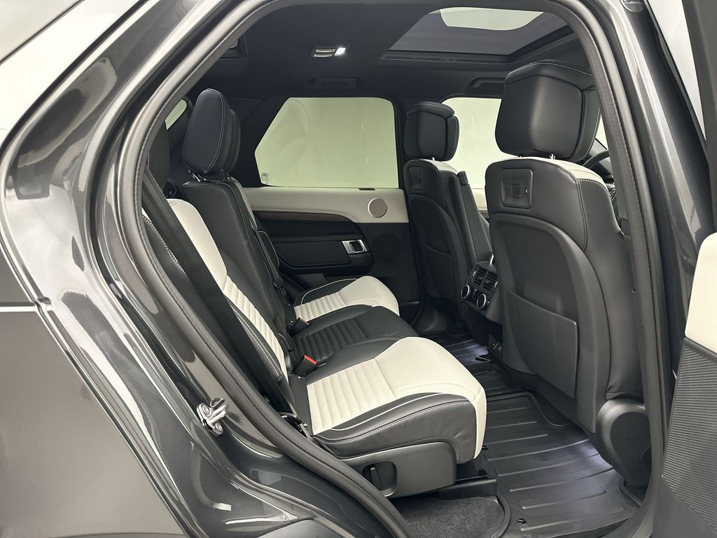 2024 Land Rover Discovery Dynamic SE 12