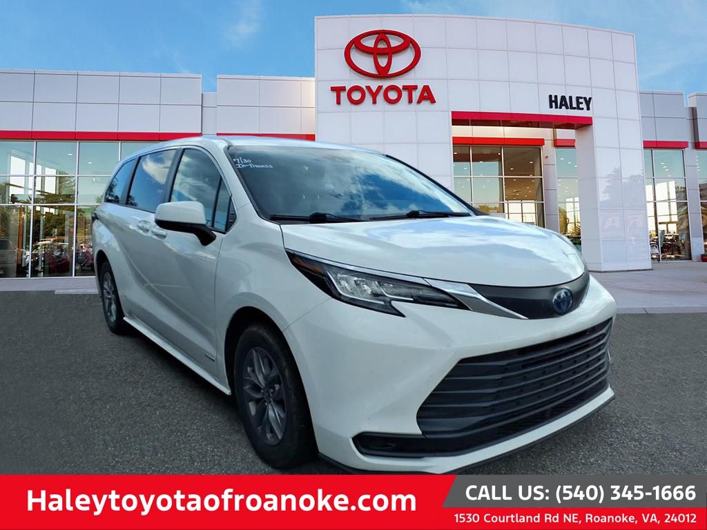  2021 Toyota Sienna LE 8-Passenger AWD   
