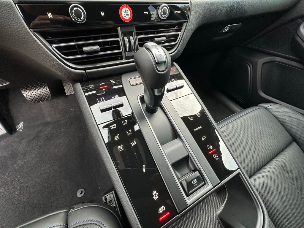 Thumbnail: 2025 Porsche Macan - 24