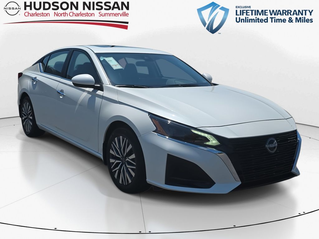 2025 Pearl White Tricoat Nissan Altima 2.5 SV Sedan