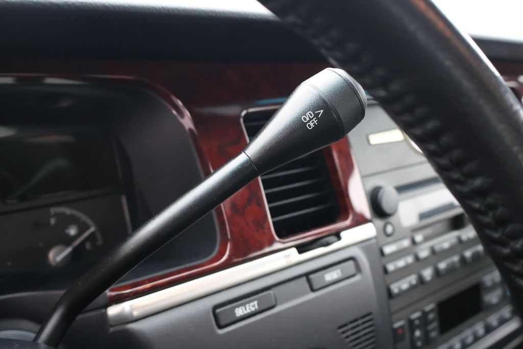 Thumbnail: 2004 Lincoln Town Car - 19