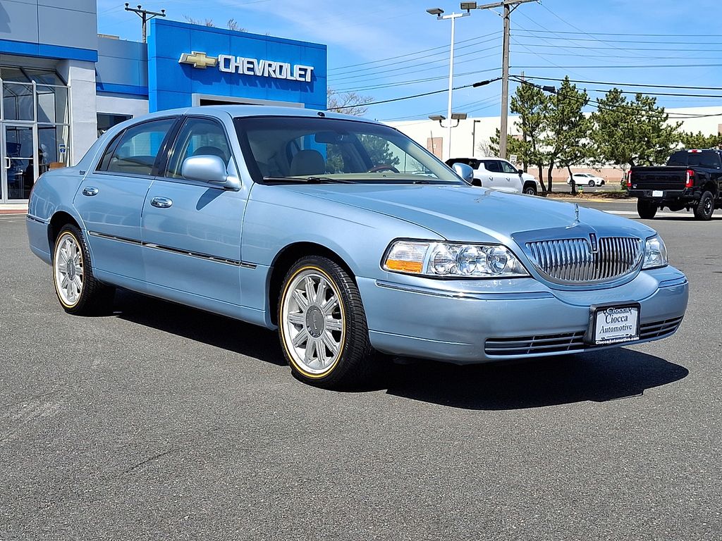 Blue 2009 Lincoln Town Car Signature Limited Sedan Rear-Wheel Drive 4-Speed Automatic Overdrive