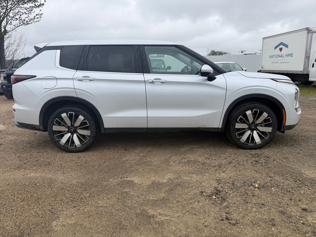 2025 Mitsubishi Outlander SE Silver at South Hills Kia