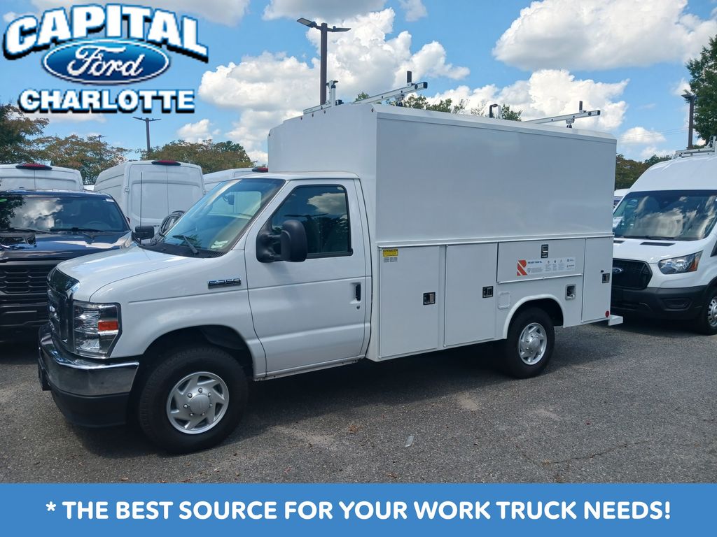Oxford White 2024 Ford E-Series Chassis Pickup Truck Rear-Wheel Drive 6-Speed Automatic Overdrive
