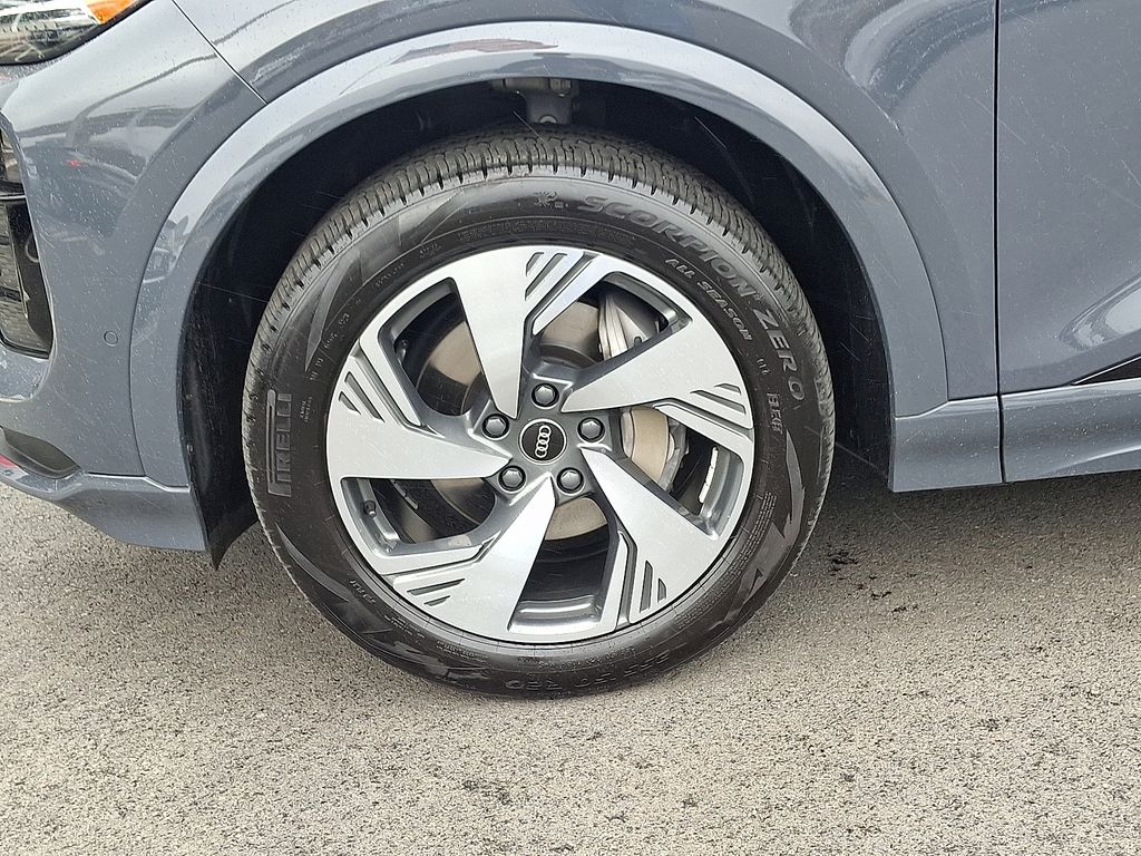 Thumbnail: 2025 Audi Q6 e-tron - 8