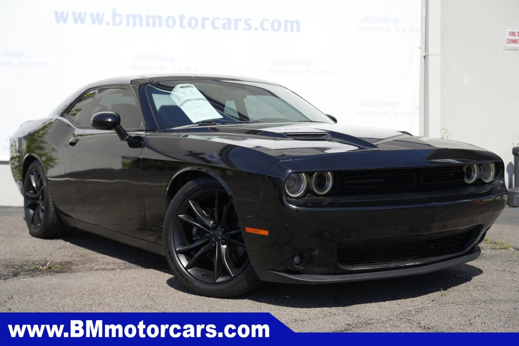 Pitch Black Clearcoat 2016 Dodge Challenger Coupe Rear-Wheel Drive 6-Speed Manual