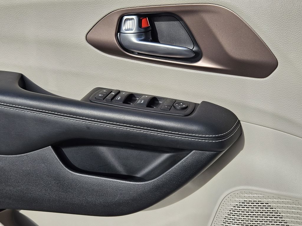 2023 Chrysler Voyager