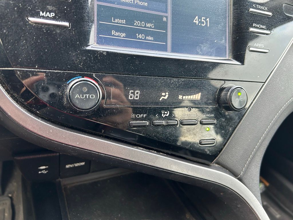 2019 Toyota Camry SE 26