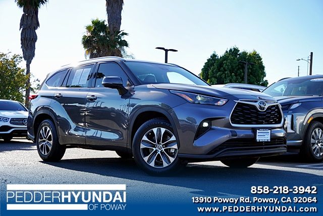 Magnetic Gray Metallic 2022 Toyota Highlander SUV / Crossover Front-Wheel Drive 8-Speed Automatic