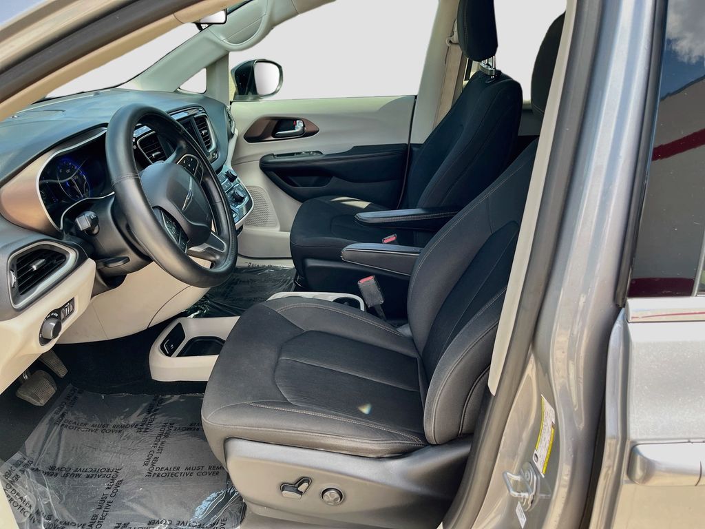 Used 2019 Silver Chrysler LX image 20