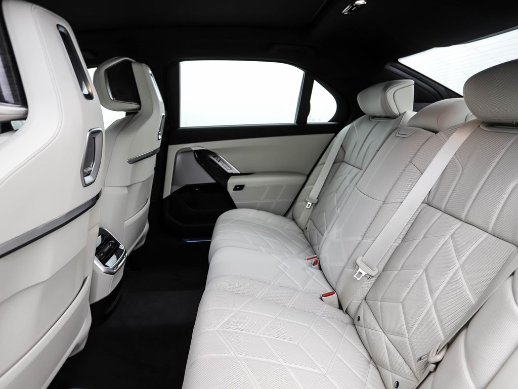 2025 BMW i7 xDrive60 22
