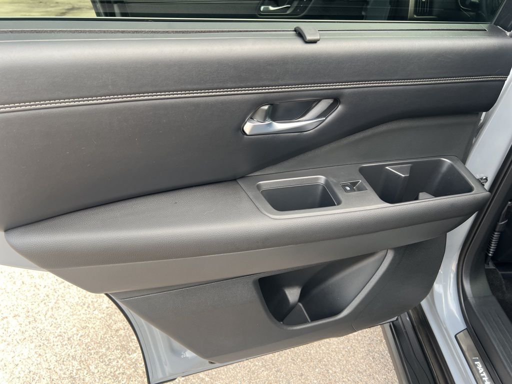 2023 Nissan Pathfinder Platinum photo