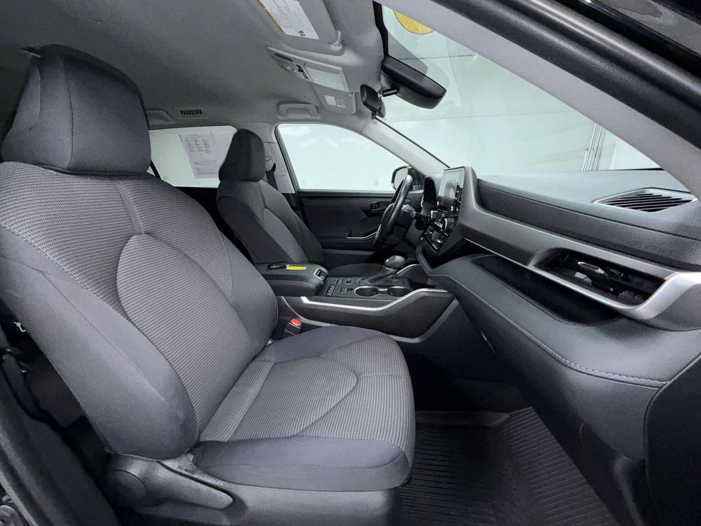 2022 Toyota Highlander LE - Photo 13