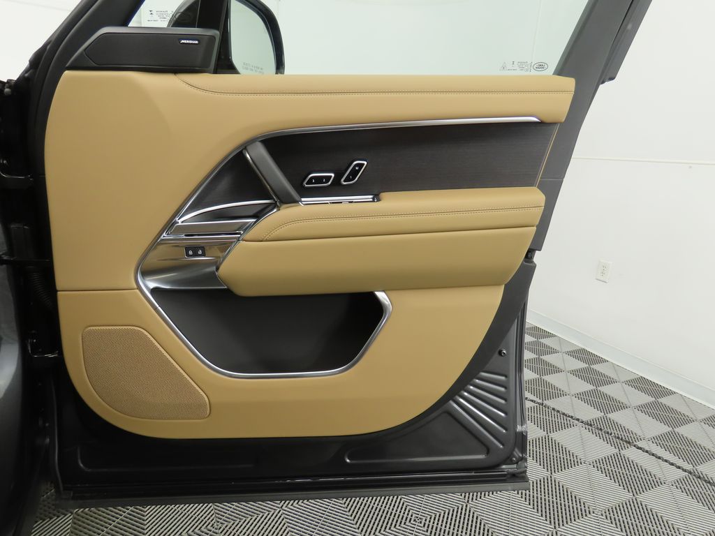 2025 Land Rover Range Rover SE 27