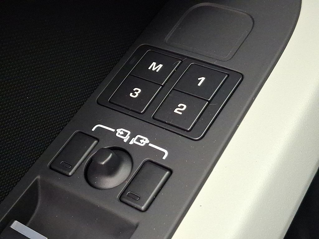 Thumbnail: 2023 Land Rover Defender - 28