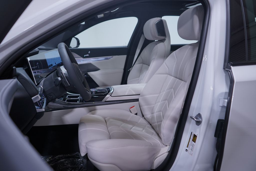 Thumbnail: 2025 BMW 7 Series - 7
