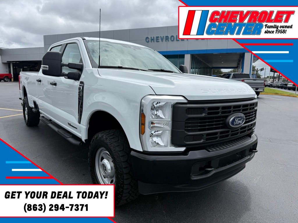 Oxford White 2025 Ford F-250 Super Duty Pickup Truck Four-Wheel Drive Automatic
