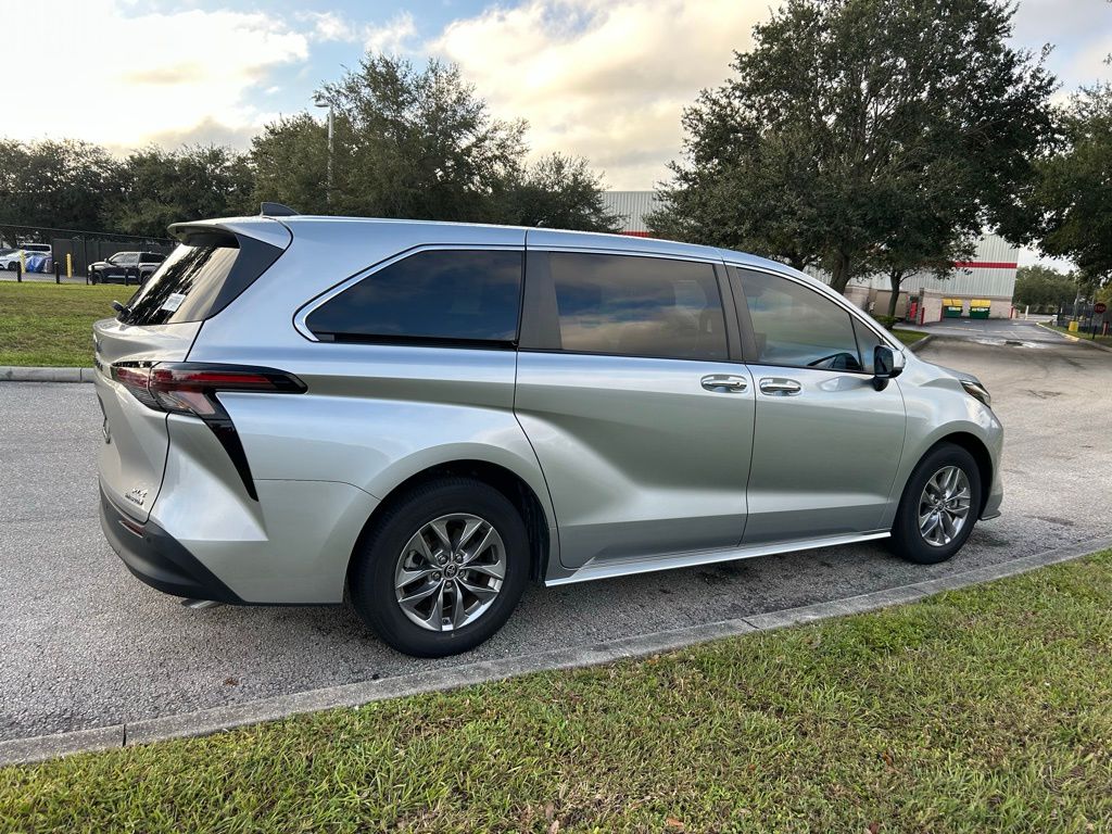Thumbnail: 2023 Toyota Sienna - 5