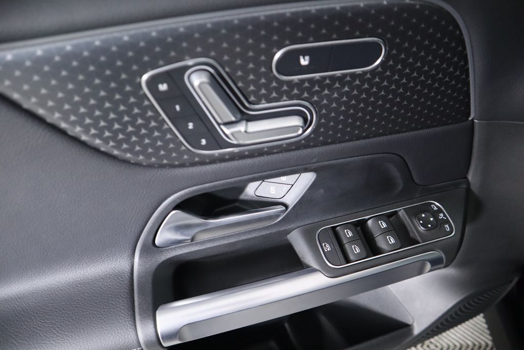 2025 Mercedes-Benz GLB 250 24