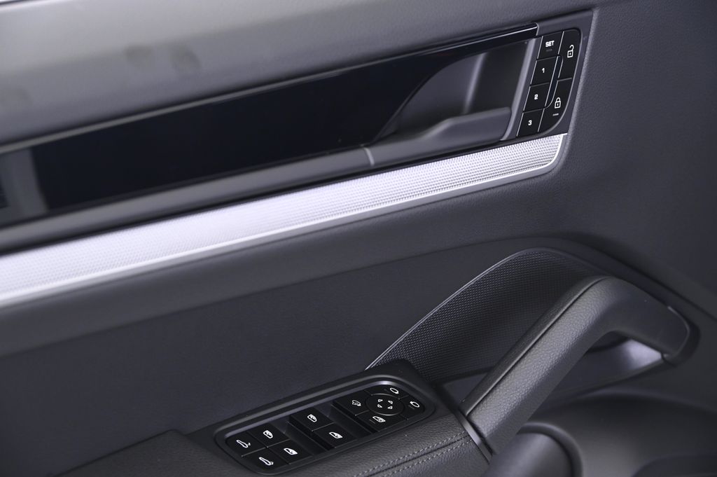 Thumbnail: 2026 Porsche Cayenne - 32