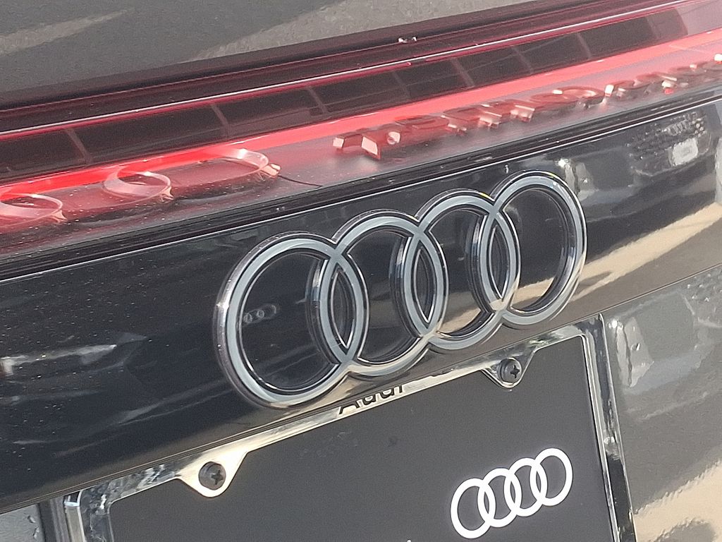 Thumbnail: 2024 Audi Q8 - 31