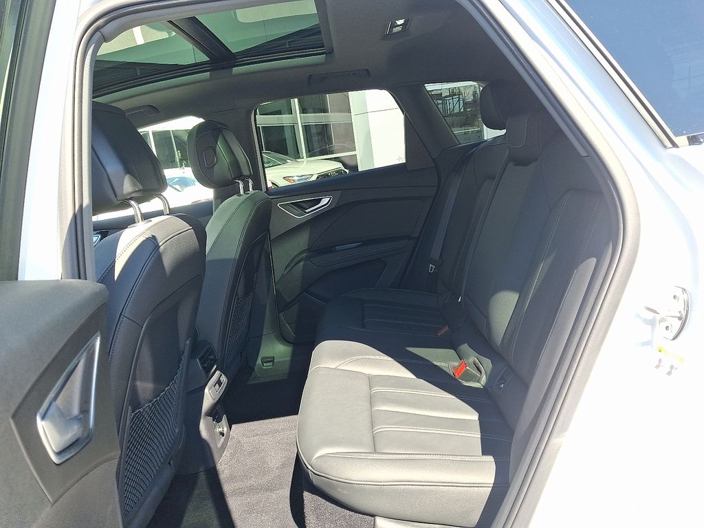 Thumbnail: 2024 Audi Q4 e-tron - 10