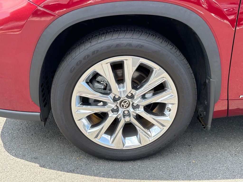 Thumbnail: 2024 Toyota Highlander - 7