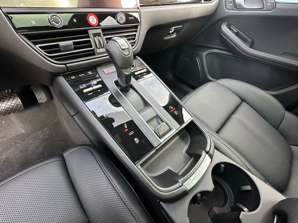 Thumbnail: 2026 Porsche Macan - 29