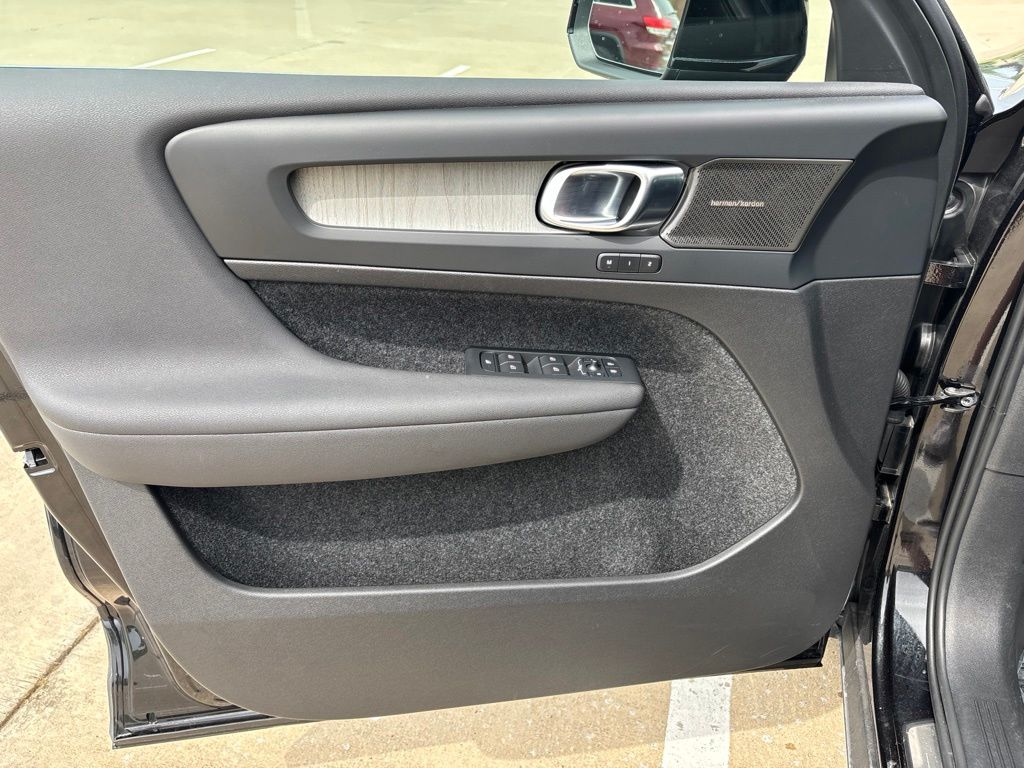 Used 2024 Volvo XC40 SUV