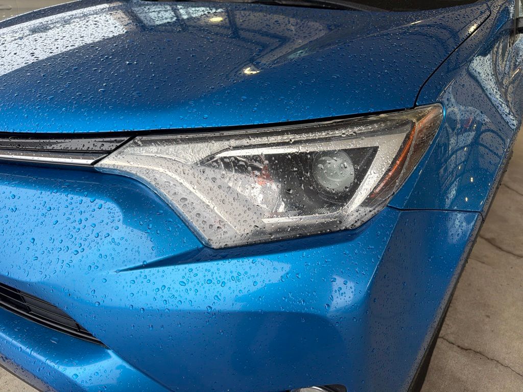 Thumbnail: 2018 Toyota RAV4 - 9