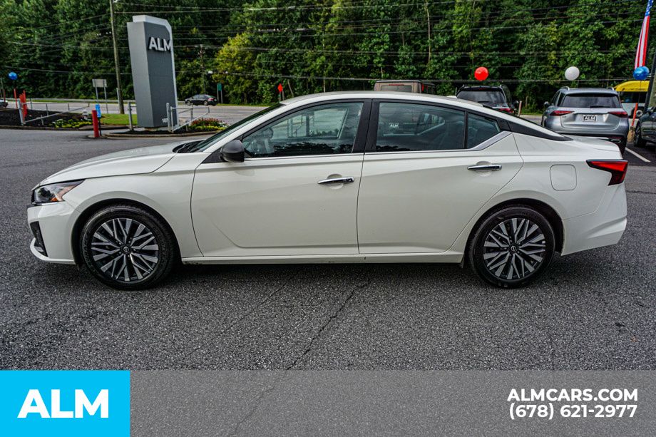 Used 2025 White Nissan 2.5 SV image 6