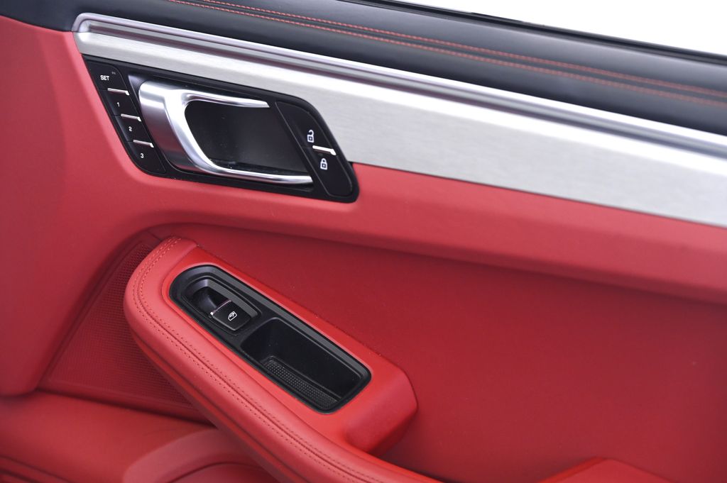 Thumbnail: 2021 Porsche Macan - 21
