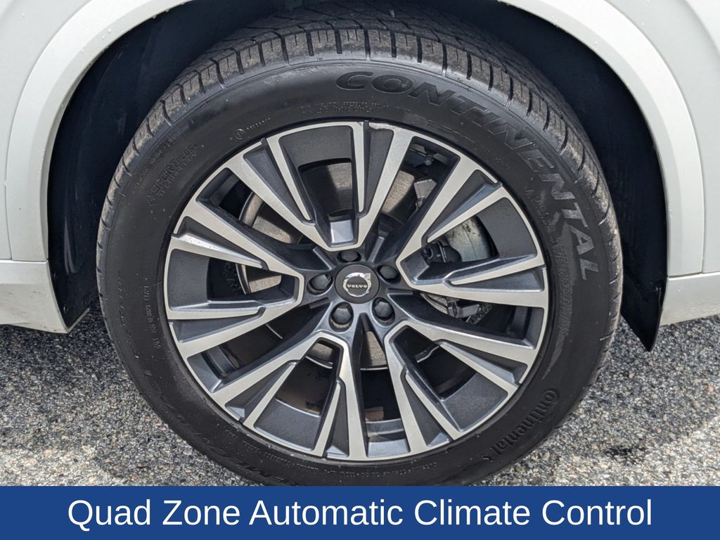2022 Volvo XC90 T6 Momentum 6-Passenger