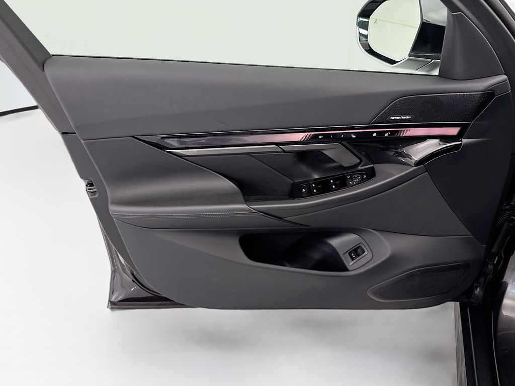 Thumbnail: 2026 BMW i5 - 23