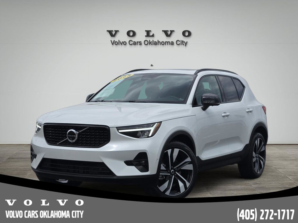2025 Volvo XC40 B5 Plus Dark Theme