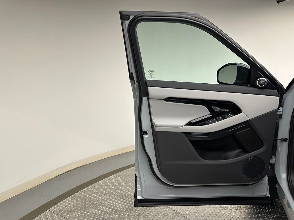 Thumbnail: 2026 Land Rover Range Rover Evoque - 9