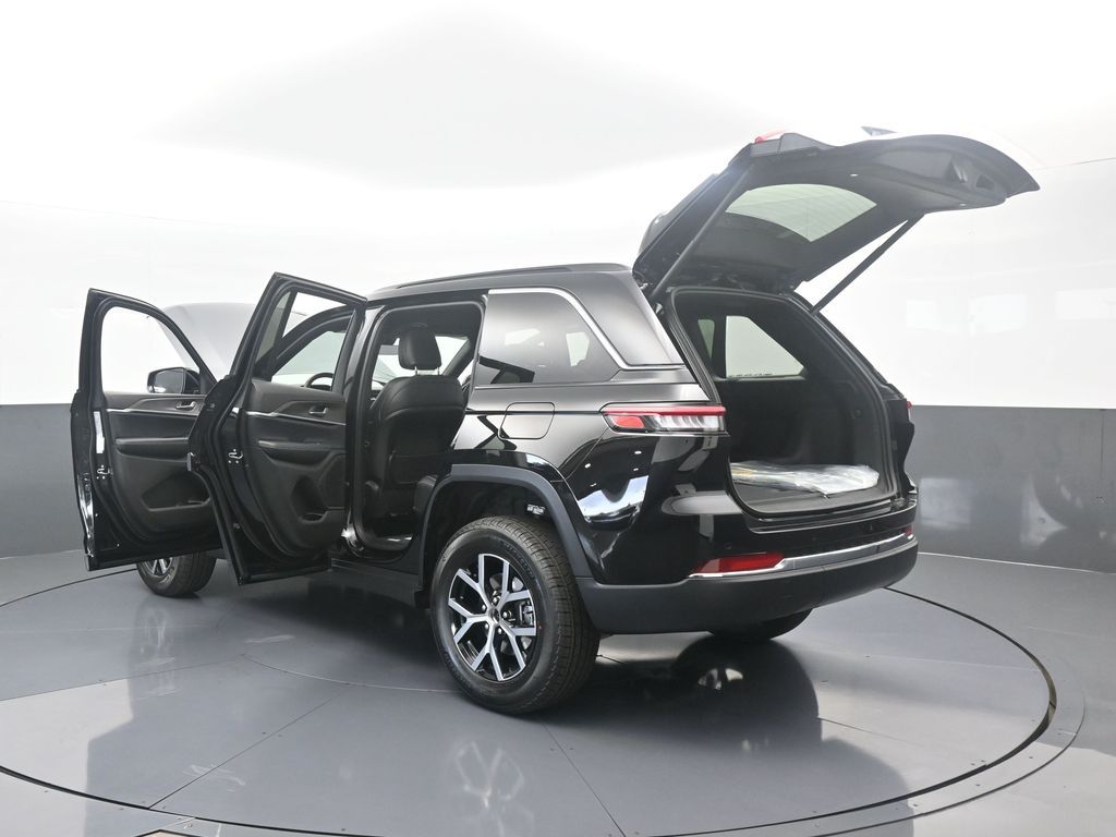 Used 2025 Diamond Black Crystal Pearlcoat Jeep Limited image 64