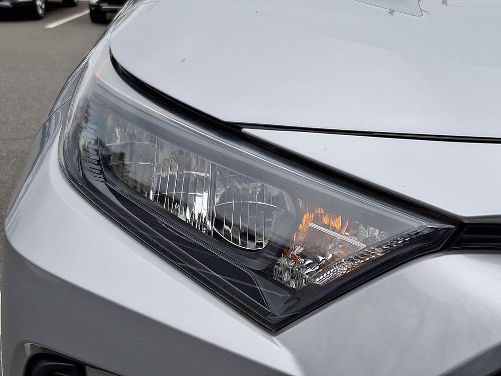 2021 Toyota RAV4 LE 9