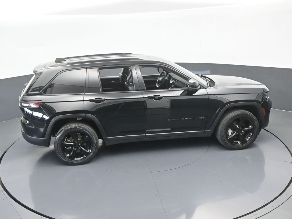 Used 2023 Diamond Black Crystal Pearlcoat Jeep Limited image 55