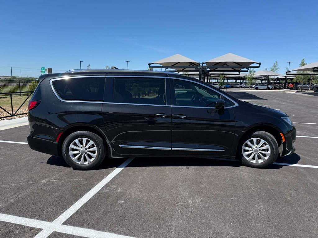 Thumbnail: 2019 Chrysler Pacifica - 4